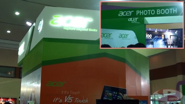 Booth Acer paling terlihat tampil total. Seluruh produk yang sedang dipasarkan, tersusun lengkap di etalase mereka.